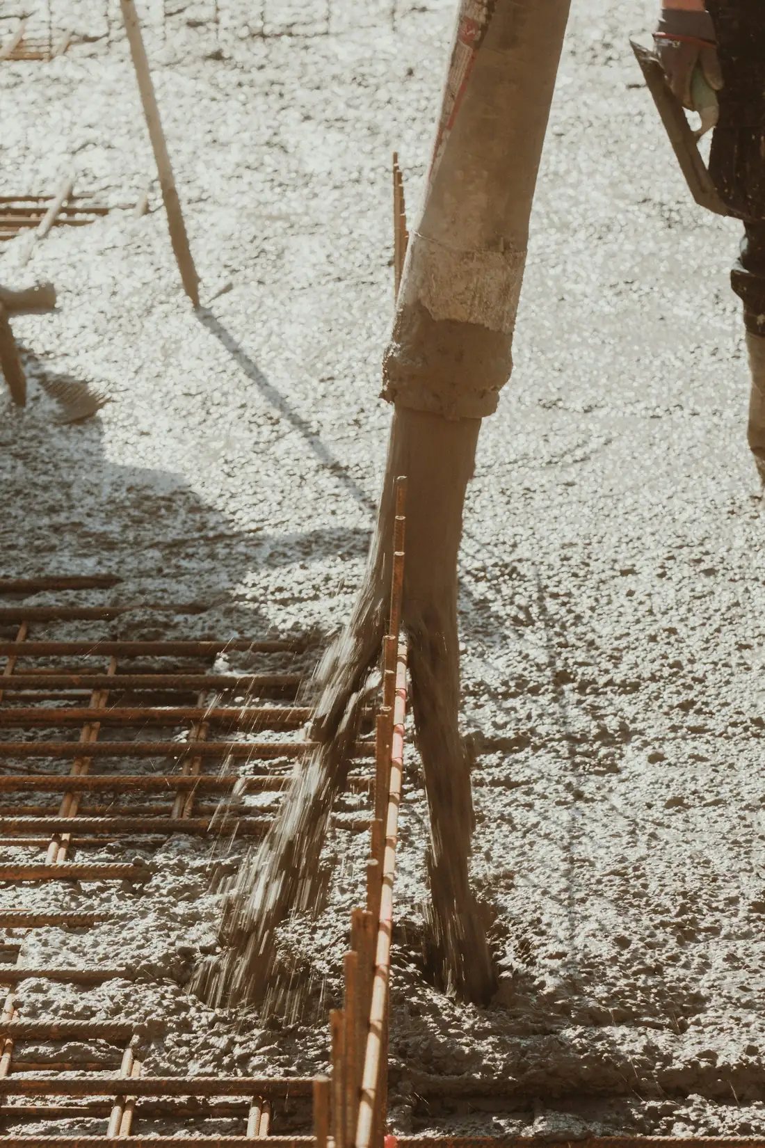 Béton frais versé sur un ferraillage