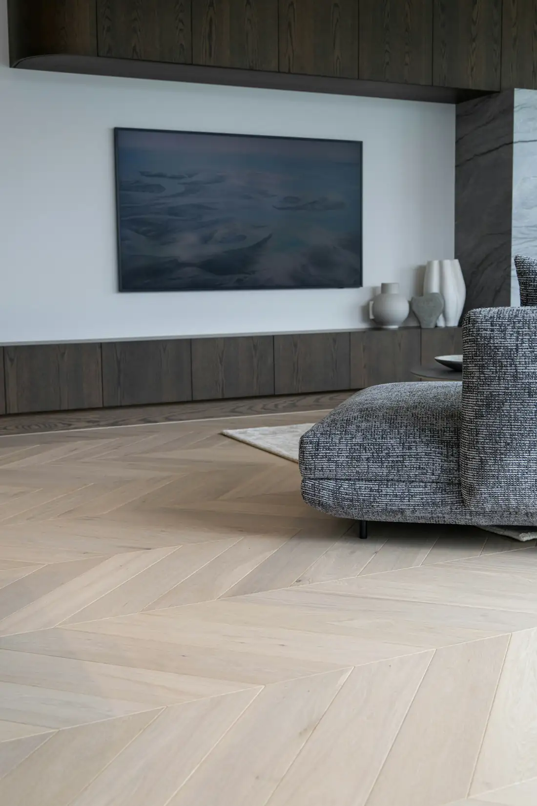 Salon contemporain posé sur un parquet en chevron de chêne très clair