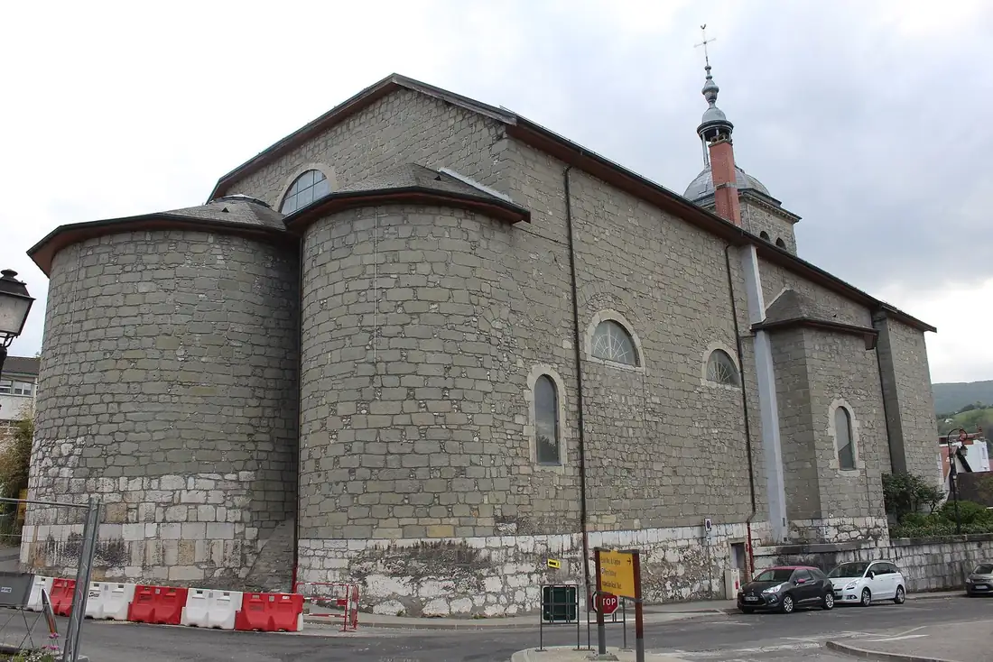 Chevet de l’église Sainte-Agathe de Rumilly, absides arrondies en moellons gris sur un soubassement clair